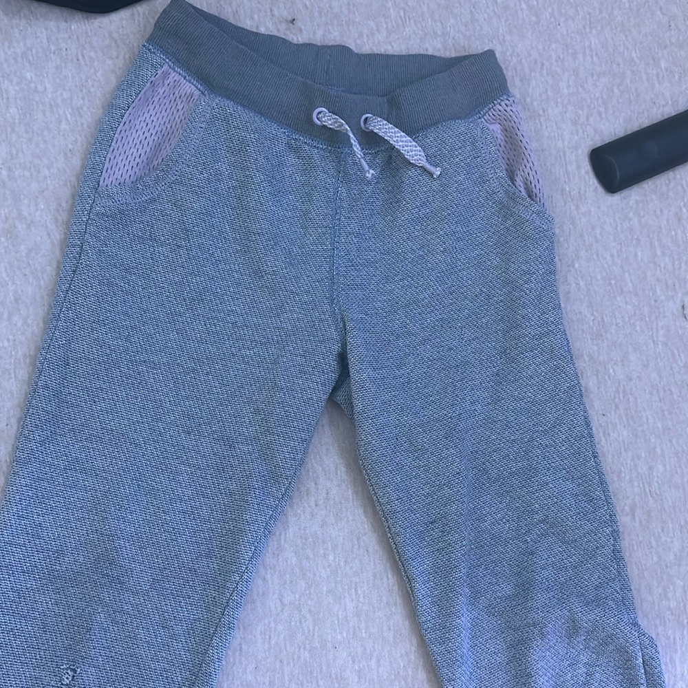 grey sweatpants-